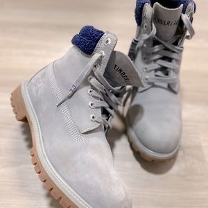 Men’s gray booth. Worn three times. In great condition.